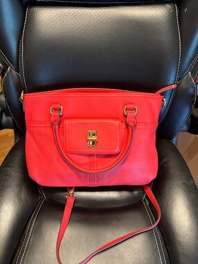 Tignanebllo 
Pink Leather Shoulder Bag with Gold Turn-Lock very good condition